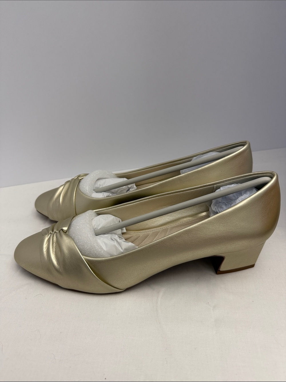 Easy Street Elegant Gold Low Heel Women's Pumps size 10W
